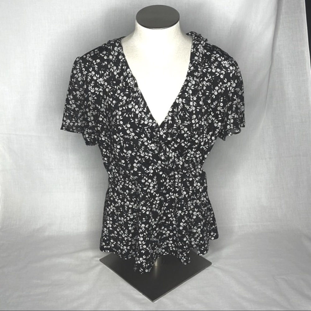 Black and white flower blouse, Size L